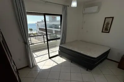 Uma cama ou camas num quarto em Apartamento com vista mar frente a avenida principal