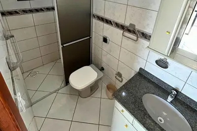 Uma casa de banho em Apartamento com vista mar frente a avenida principal