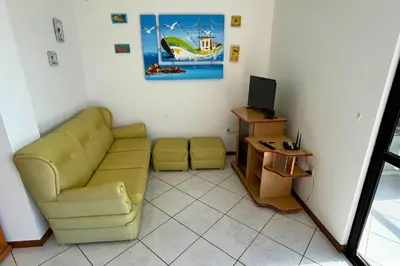 Uma área de estar em Apartamento com vista mar frente a avenida principal