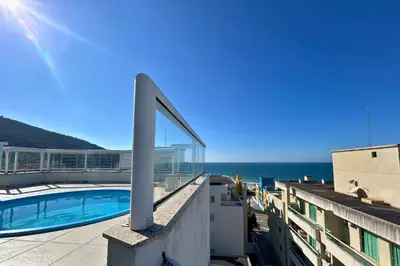 A piscina em ou perto de Cobertura com piscina e vista mar