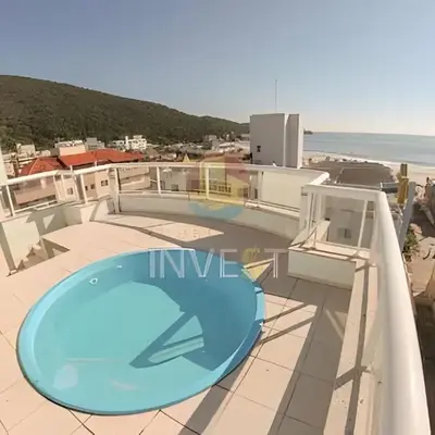 Cobertura com piscina e vista mar