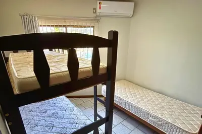 Uma cama ou camas num quarto em Sobrado na quadra mar, Praia de Bombas