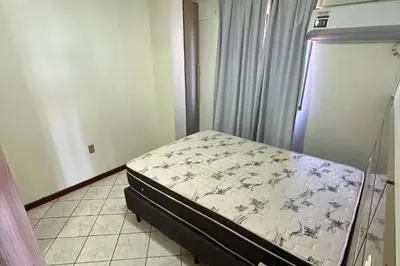 Uma cama ou camas num quarto em Apartamento com vista mar sobre a avenida