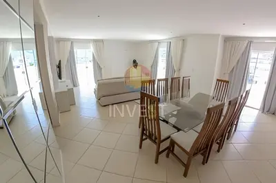 Uma televisão e/ou sistema de entretenimento em Cobertura com vista mar e excelente localização