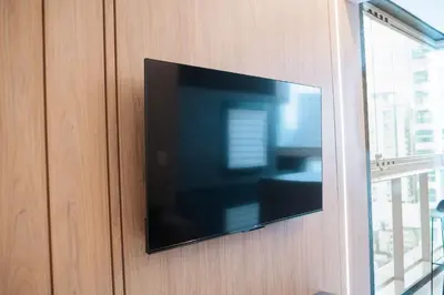 Uma televisão e/ou sistema de entretenimento em Safira