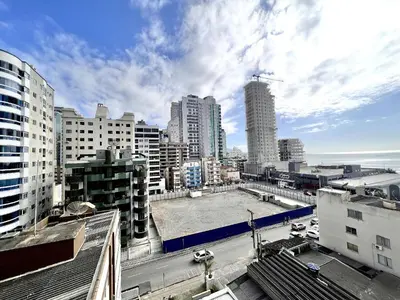 Uma vista geral de Meia Praia ou a vista da cidade a partir do apartamento