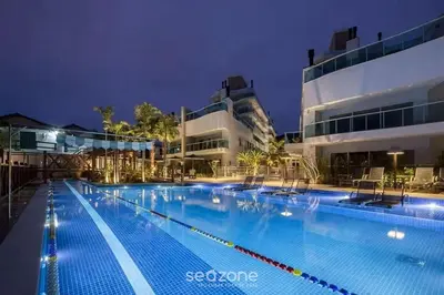 A piscina em ou perto de Apto c/piscina a 2min da praia de Bombas CVA305