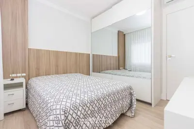 Uma cama ou camas num quarto em Apto c/piscina a 2min da praia de Bombas CVA305