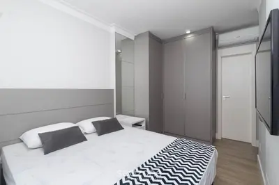 Uma cama ou camas num quarto em Apto c/piscina a 2min da praia de Bombas CVA305