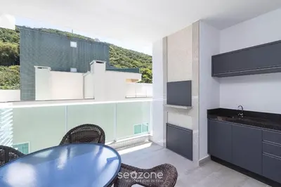 A cozinha ou kitchenette de Apto c/piscina a 2min da praia de Bombas CVA305