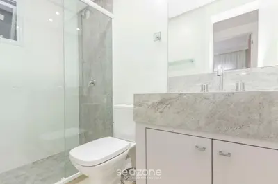 Uma casa de banho em Apto c/piscina a 2min da praia de Bombas CVA305