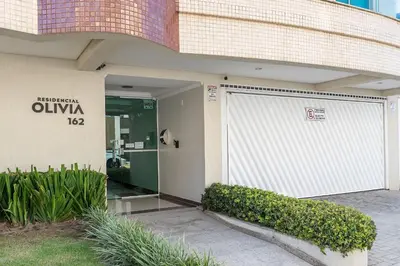 A fachada ou entrada de Apto c/ varanda a 160m da praia de Bombas COL102