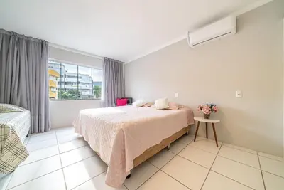 A planta de 148 - Casa pé na areia Mariscal com 04 dormitórios