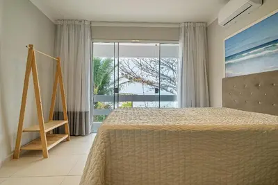 A planta de 148 - Casa pé na areia Mariscal com 04 dormitórios