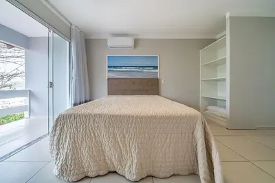 A planta de 148 - Casa pé na areia Mariscal com 04 dormitórios