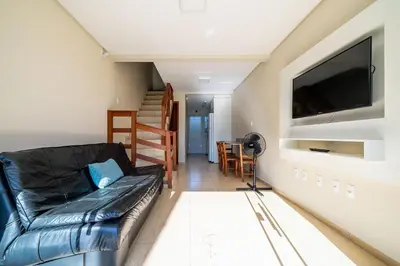 Uma televisão e/ou sistema de entretenimento em Casa 2Q c/ churrasq. 600m da praia RVL1183