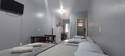 Uma cama ou camas num quarto em Estúdio Completo Ótimo Preço na Meia Praia Ar e Wi-Fi qq