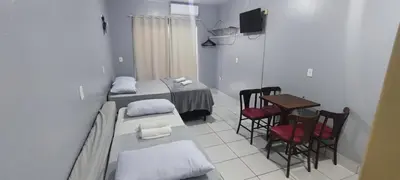 Uma cama ou camas num quarto em Estúdio Completo Ótimo Preço na Meia Praia Ar e Wi-Fi qq