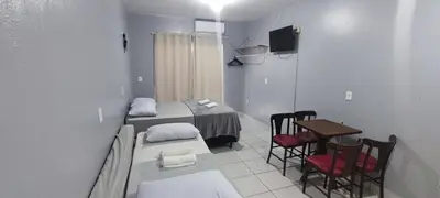 Uma televisão e/ou sistema de entretenimento em Estúdio Completo Ótimo Preço na Meia Praia Ar e Wi-Fi qq