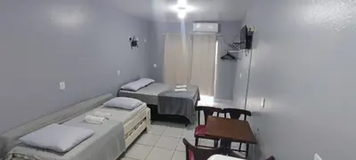 Uma cama ou camas num quarto em Estúdio Completo Ótimo Preço na Meia Praia Ar e Wi-Fi qq