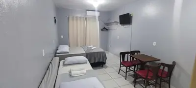 Uma cama ou camas num quarto em Estúdio Completo Ótimo Preço na Meia Praia Ar e Wi-Fi qq