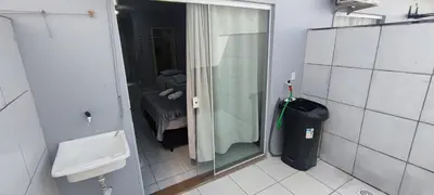 Uma casa de banho em Estúdio Completo Ótimo Preço na Meia Praia Ar e Wi-Fi qq