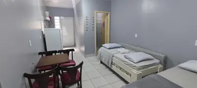Uma cama ou camas num quarto em Estúdio Completo Ótimo Preço na Meia Praia Ar e Wi-Fi qq