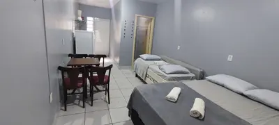 Uma cama ou camas num quarto em Estúdio Completo Ótimo Preço na Meia Praia Ar e Wi-Fi qq