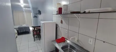 A cozinha ou kitchenette de Estúdio Completo Ótimo Preço na Meia Praia Ar e Wi-Fi qq