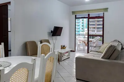 Uma área de estar em Apto para 6 com vista do mar em Meia Praia P2618