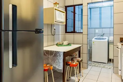 A cozinha ou kitchenette de Apto para 6 com vista do mar em Meia Praia P2618
