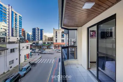 Uma varanda ou terraço em Apto 3Q c/ varanda - 240m do mar Meia Praia EIO203