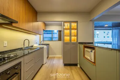 A cozinha ou kitchenette de Apto 3Q c/ varanda - 240m do mar Meia Praia EIO203