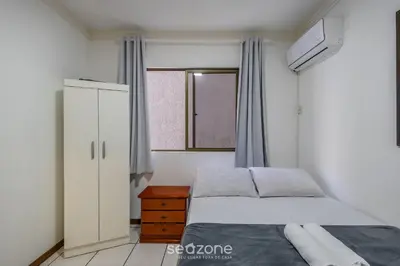 Uma cama ou camas num quarto em Apto 3Q c/ varanda - 240m do mar Meia Praia EIO203