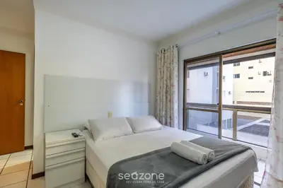 Uma cama ou camas num quarto em Apto 3Q c/ varanda - 240m do mar Meia Praia EIO203