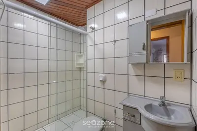 Uma casa de banho em Apto 3Q c/ varanda - 240m do mar Meia Praia EIO203