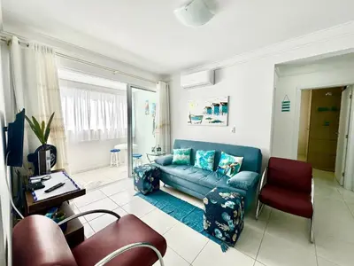 Uma área de estar em 539 - Apartamento 2 dormitórios na praia de Bombas
