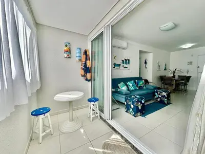 Uma área de estar em 539 - Apartamento 2 dormitórios na praia de Bombas