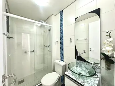 Uma casa de banho em 539 - Apartamento 2 dormitórios na praia de Bombas