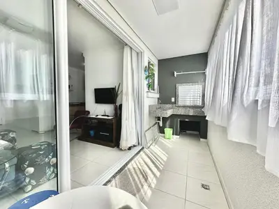 Uma televisão e/ou sistema de entretenimento em 539 - Apartamento 2 dormitórios na praia de Bombas