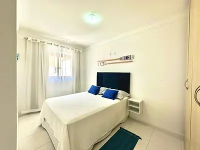 Uma cama ou camas num quarto em 539 - Apartamento 2 dormitórios na praia de Bombas