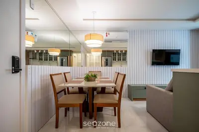 Uma televisão e/ou sistema de entretenimento em Apto moderno c/vista mar em Porto Belo SC MRE801