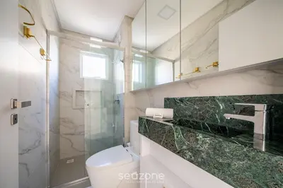 Uma casa de banho em Apto moderno c/vista mar em Porto Belo SC MRE801