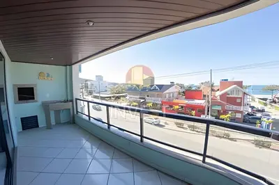Uma varanda ou terraço em Aluguel Apto sobre a avenida principal em Bombas