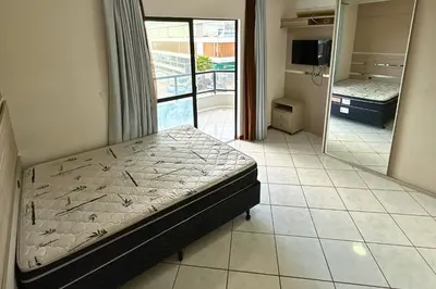 Uma cama ou camas num quarto em Aluguel Apto sobre a avenida principal em Bombas