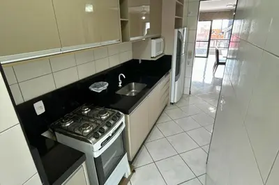 A cozinha ou kitchenette de Aluguel Apto sobre a avenida principal em Bombas