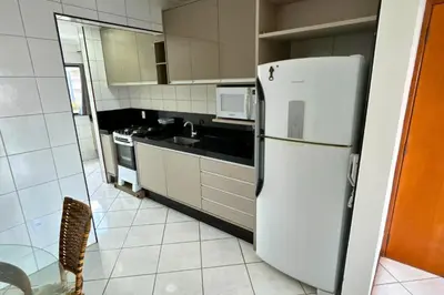 A cozinha ou kitchenette de Aluguel Apto sobre a avenida principal em Bombas