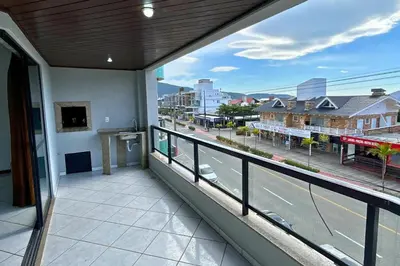 Uma varanda ou terraço em Aluguel Apto sobre a avenida principal em Bombas