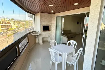 Uma televisão e/ou sistema de entretenimento em Apartamento com vista mar e excelente localização