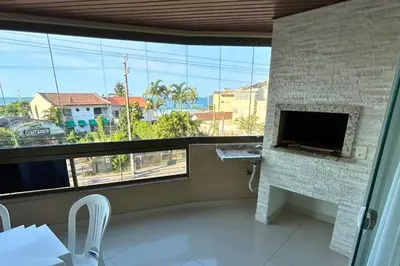 Uma televisão e/ou sistema de entretenimento em Apartamento com vista mar e excelente localização